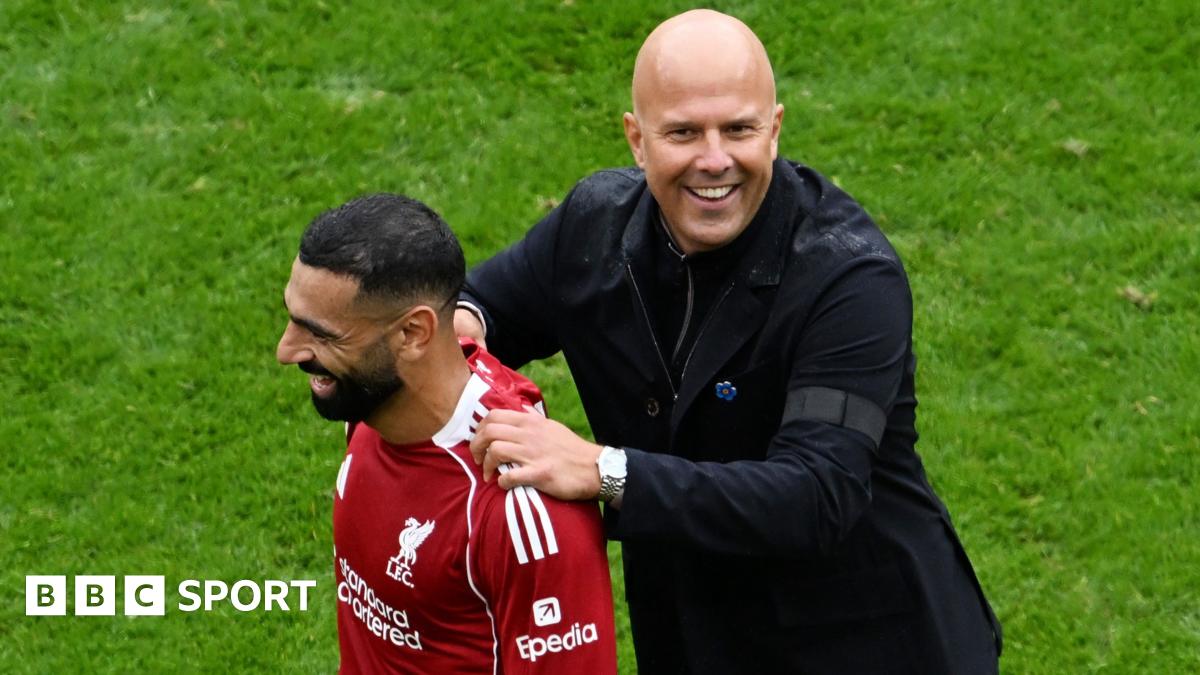 Liverpool manager Arne Slot with forward Mohamed Salah