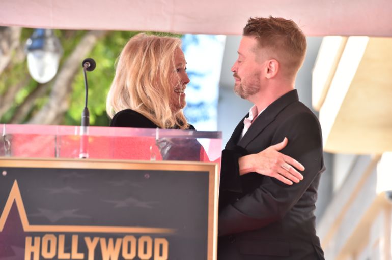 Catherine O'Hara embraces Macaulay Culkin