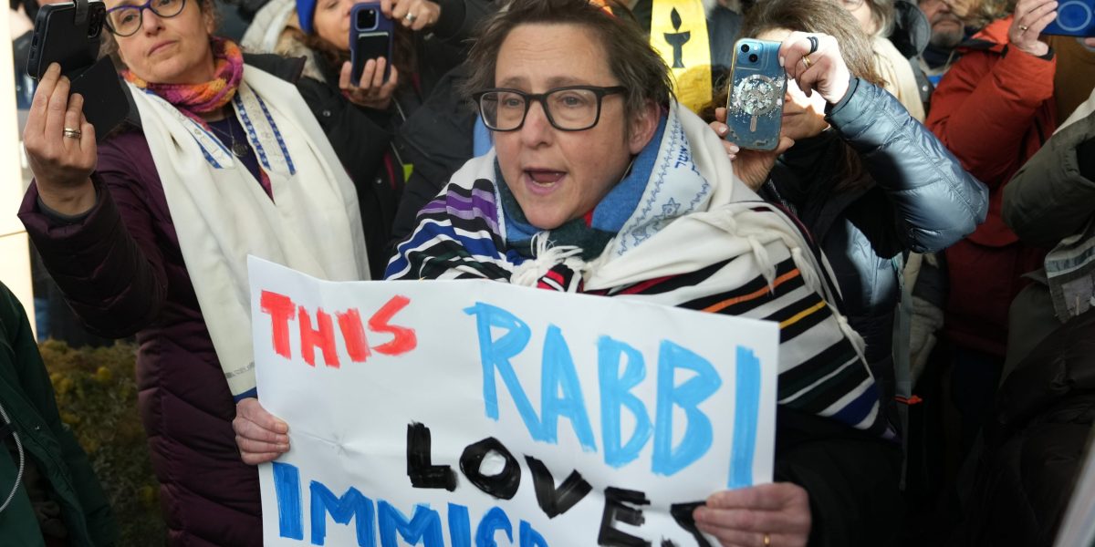 Minneapolis' icy ICE rally sees 100 clergy arrested as thousands protest 'federal occupation'