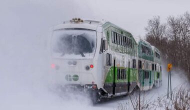 Some Ontario civil servants told to get to office in snowstorm or take vacation day
