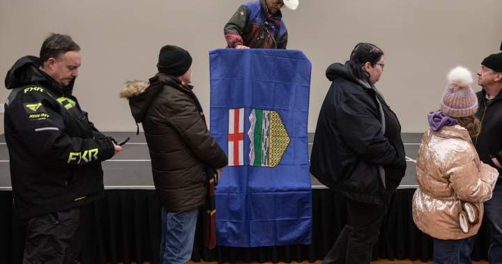 Hundreds line up to endorse referendum on Alberta leaving Canada