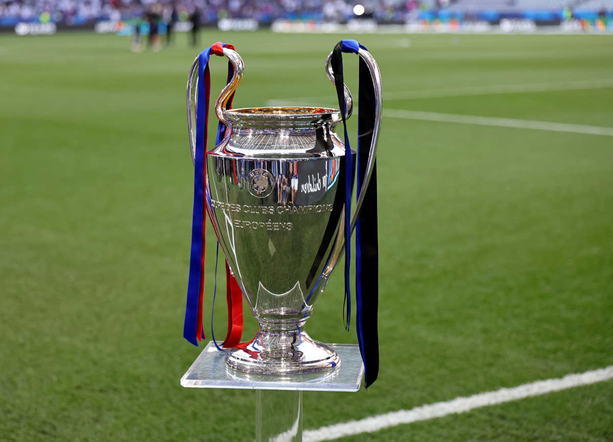 epa12147516 UEFA Champions League trophy on display at the Allianz Arena before the UEFA Champions League final between Paris Saint-Germain and Internazionale Milano in Munich, Germany 31 May 2025. EPA-EFE/RONALD WITTEK