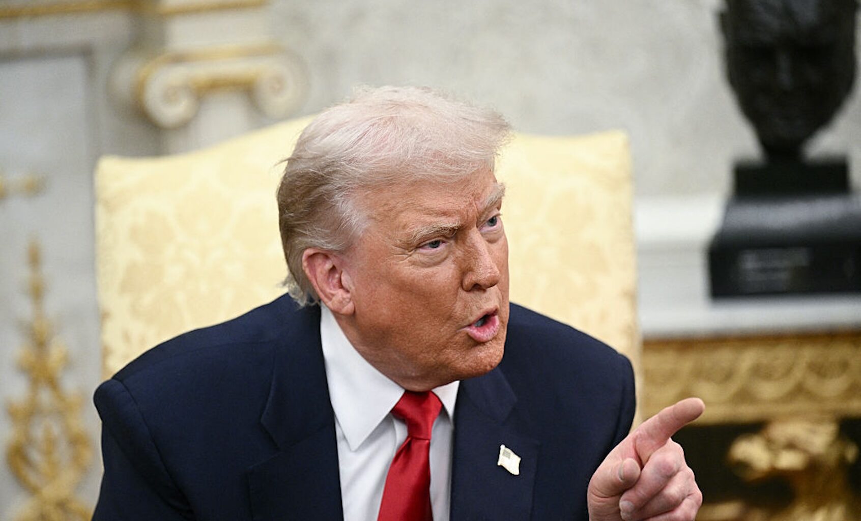 resident Donald Trump takes questions from the press in the Oval Office on Nov. 18, 2025. (BRENDAN SMIALOWSKI/AFP via Getty Images)