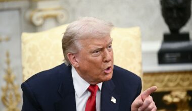 resident Donald Trump takes questions from the press in the Oval Office on Nov. 18, 2025. (BRENDAN SMIALOWSKI/AFP via Getty Images)