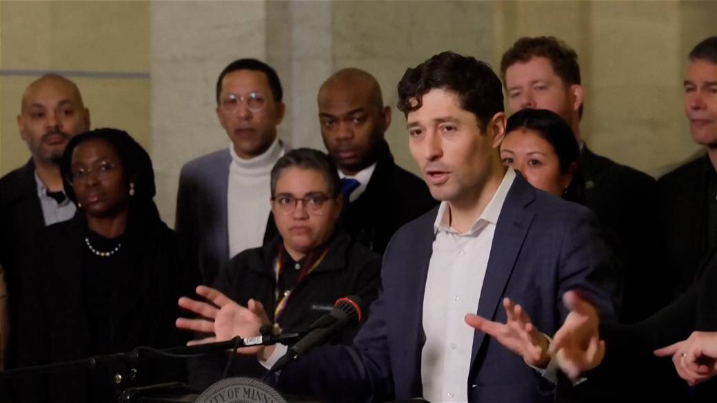 Click to play video: '‘He was not injured’: Minneapolis mayor doesn’t believe ICE agent was seriously hurt by protesters car prior to deadly shooting'