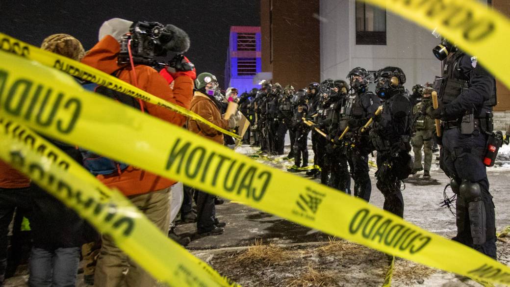 Click to play video: 'Protests erupt outside Bovino’s Minnesota hotel after fatal shooting of Alex Pretti'