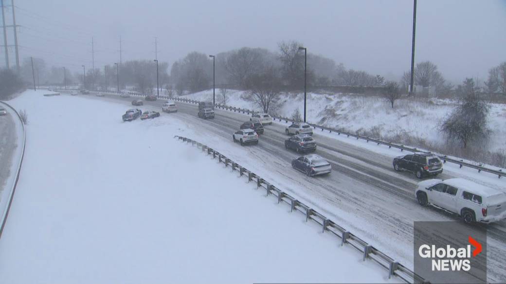 Click to play video: 'Slow commute into Toronto amid heavy snowfall'