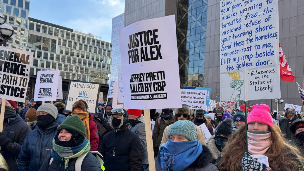 Click to play video: 'Minneapolis mourns U.S. citizen killed by federal agents as officials dispute DHS account'