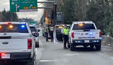 Overpass strike in Surrey causing delays on Highway 1 eastbound - BC - Global News