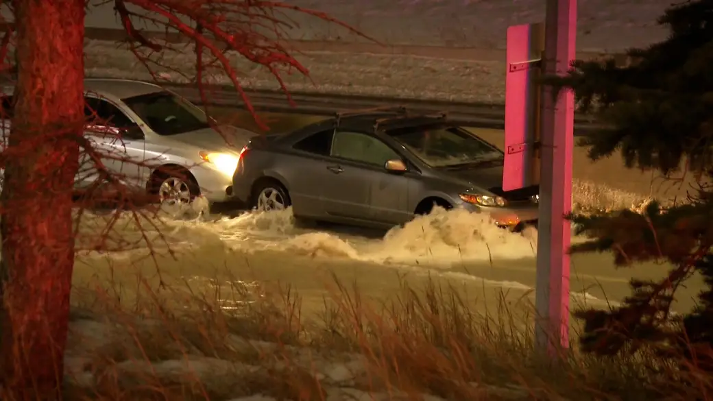 Click to play video: 'Major water main break traps people in vehicles'