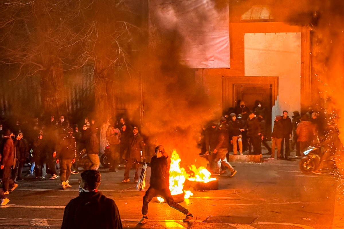 Iran, U.S. officials may meet as hundreds reported killed in protests