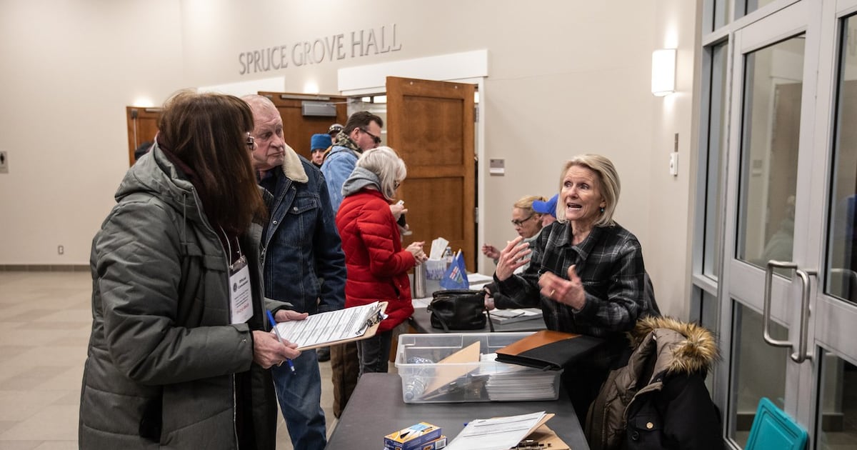 Hundreds line up near Edmonton to endorse referendum on Alberta leaving Canada - CTV News