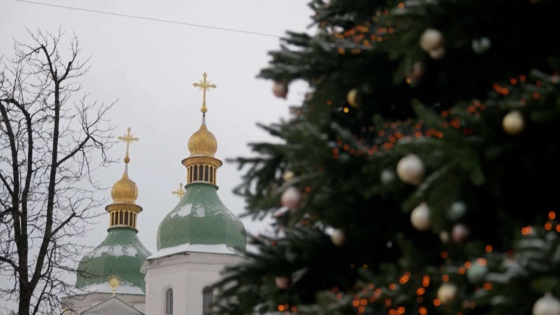 Click to play video: 'Peace talks wane as Russian drones strike Odesa, injuring 6'
