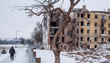 Russia, Ukraine sit for tense talks on thorny territorial issue