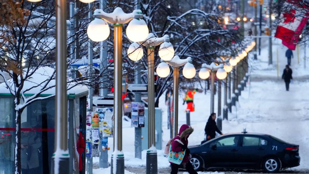 Click to play video: 'Environment Canada predicts early start to winter'