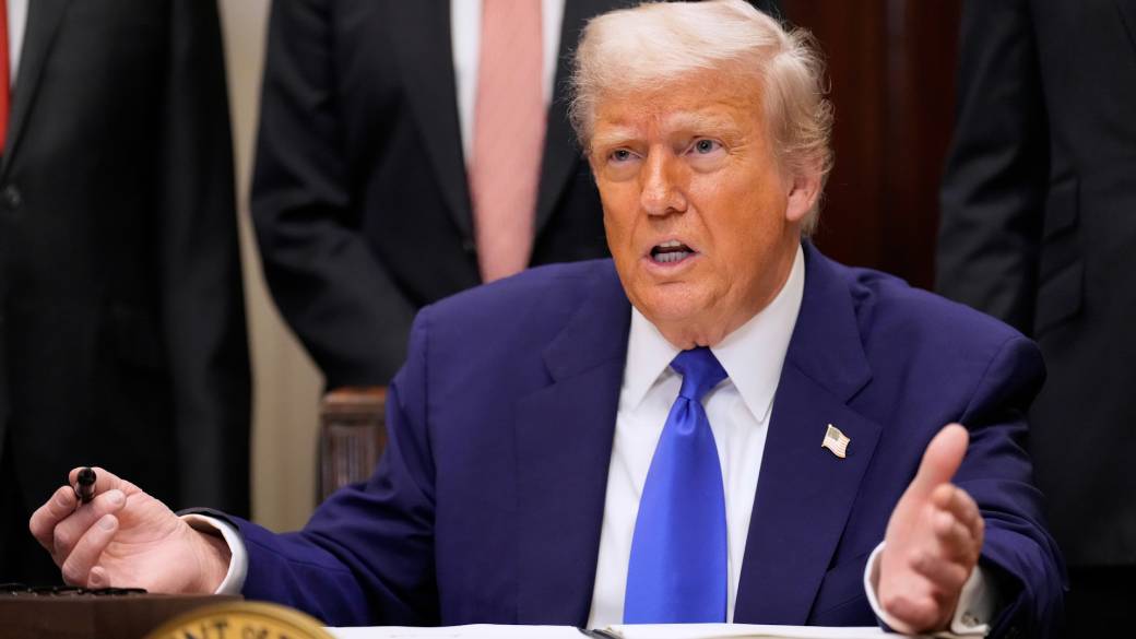 Click to play video: 'Trump says only a ‘stupid person’ would refuse Qatar’s gift of a New Air Force One jet'