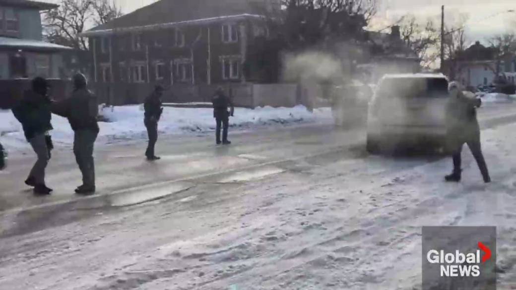 Click to play video: 'Video shows moment U.S. ICE agent fatally shoots woman in Minneapolis'