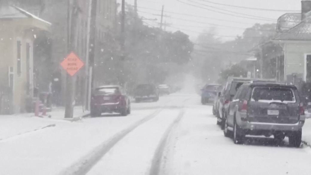 Click to play video: 'Rare snow storm blankets US Gulf Coast'