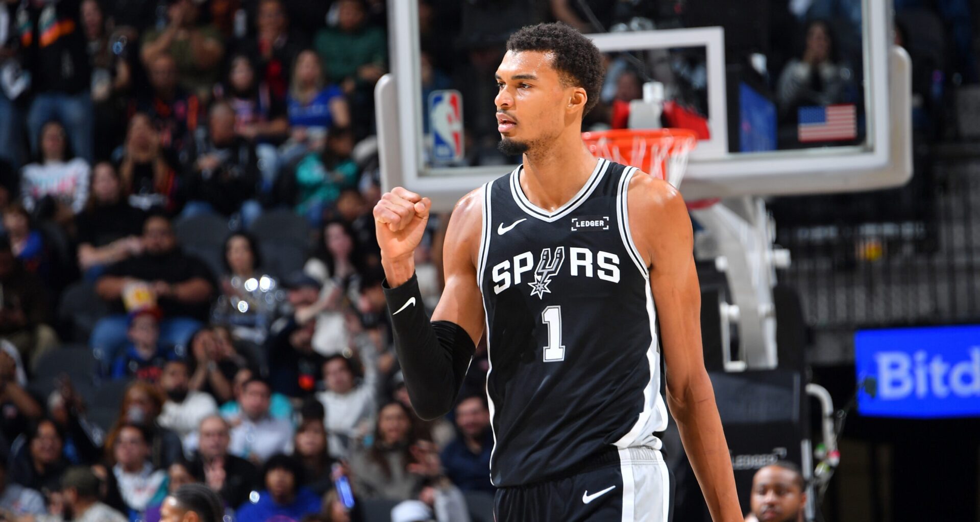 Victor Wembanyama exits game vs. Knicks with left knee hyperextension