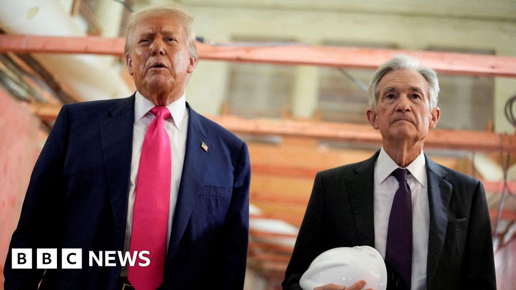 Trump faces extraordinary moment in spat with Fed chair Powell