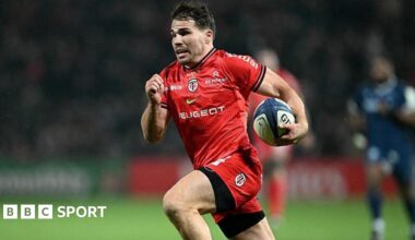 Antoine Dupont running in a try