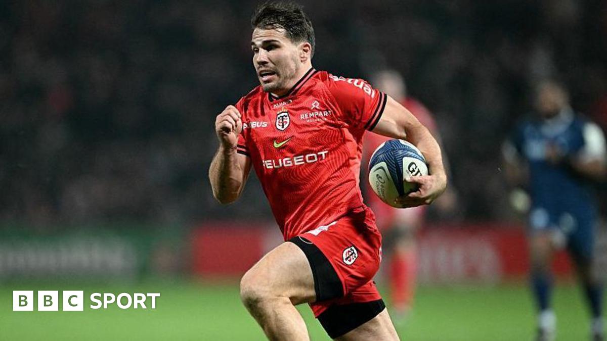 Antoine Dupont running in a try