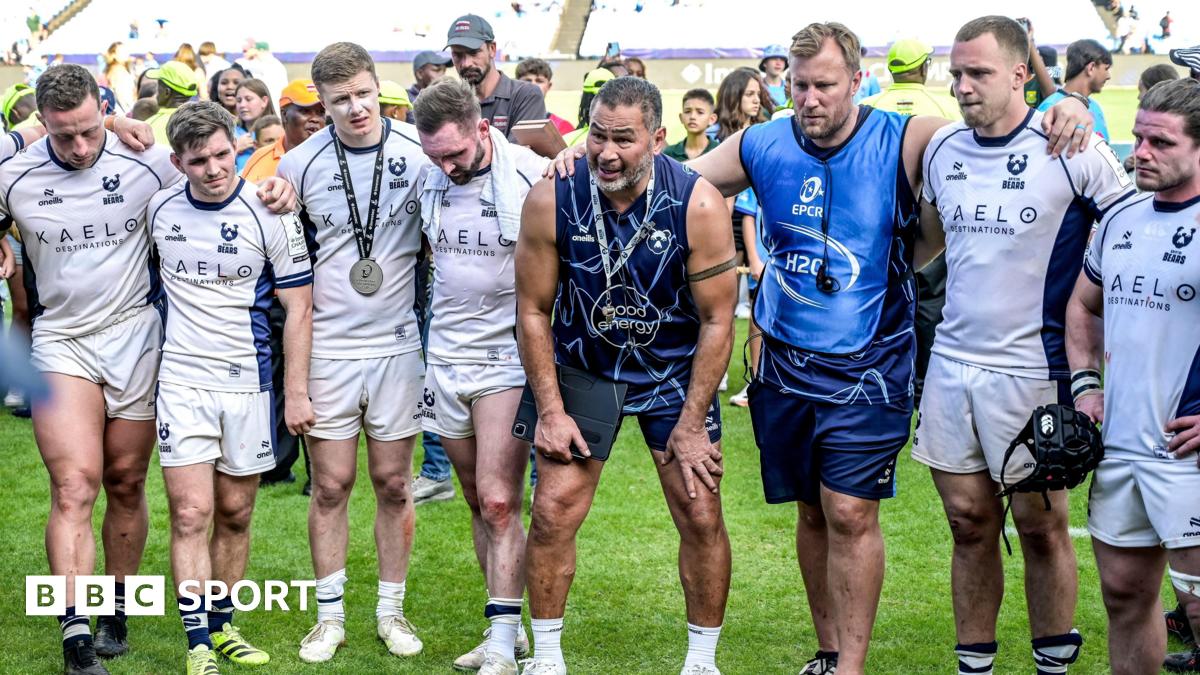 Pat Lam (fourth from left) stands with his hands on his knees surrounded by four players to his right, and a coach and two more players to his left, as he leads a post-match huddle on the field following their win against Bulls in Pretoria