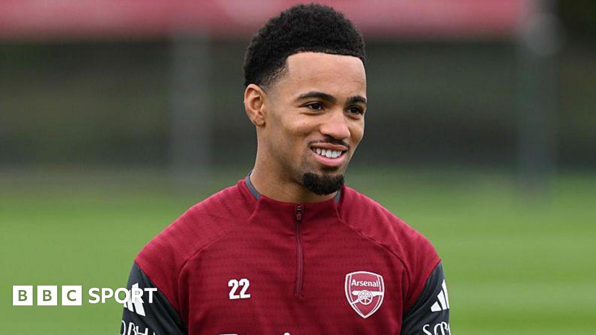 Ethan Nwaneri smiles during a training session for Arsenal