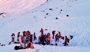 Avalanches kill 8 skiers in Austria despite "clear and repeated warnings"
