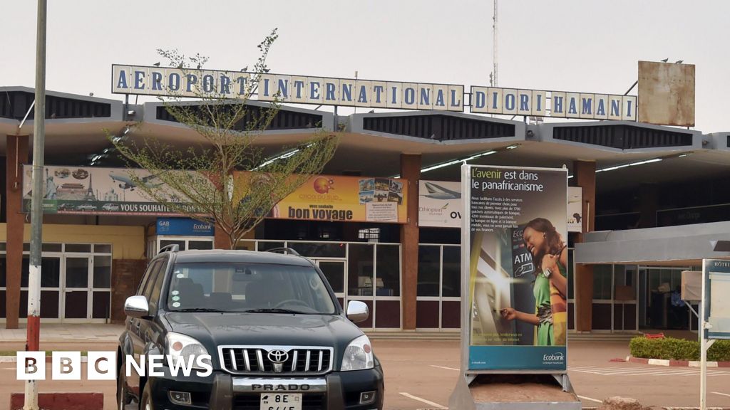 Suspected jihadists attack airport near Niger's capital - BBC