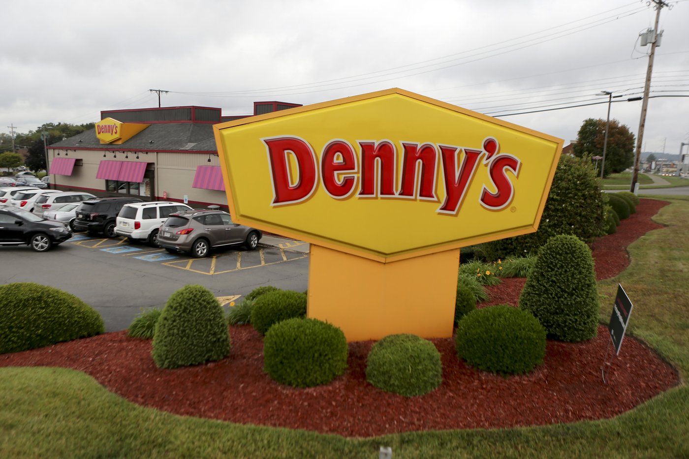 B.C. lawsuit alleges three former Denny's employees stole tips