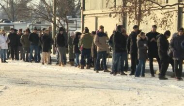 Hundreds line up in Calgary to sign petition urging vote on Alberta separation