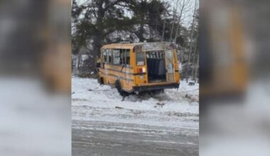 Manitoba bus rollover sends 14 teens and 1 adult to hospital - Winnipeg