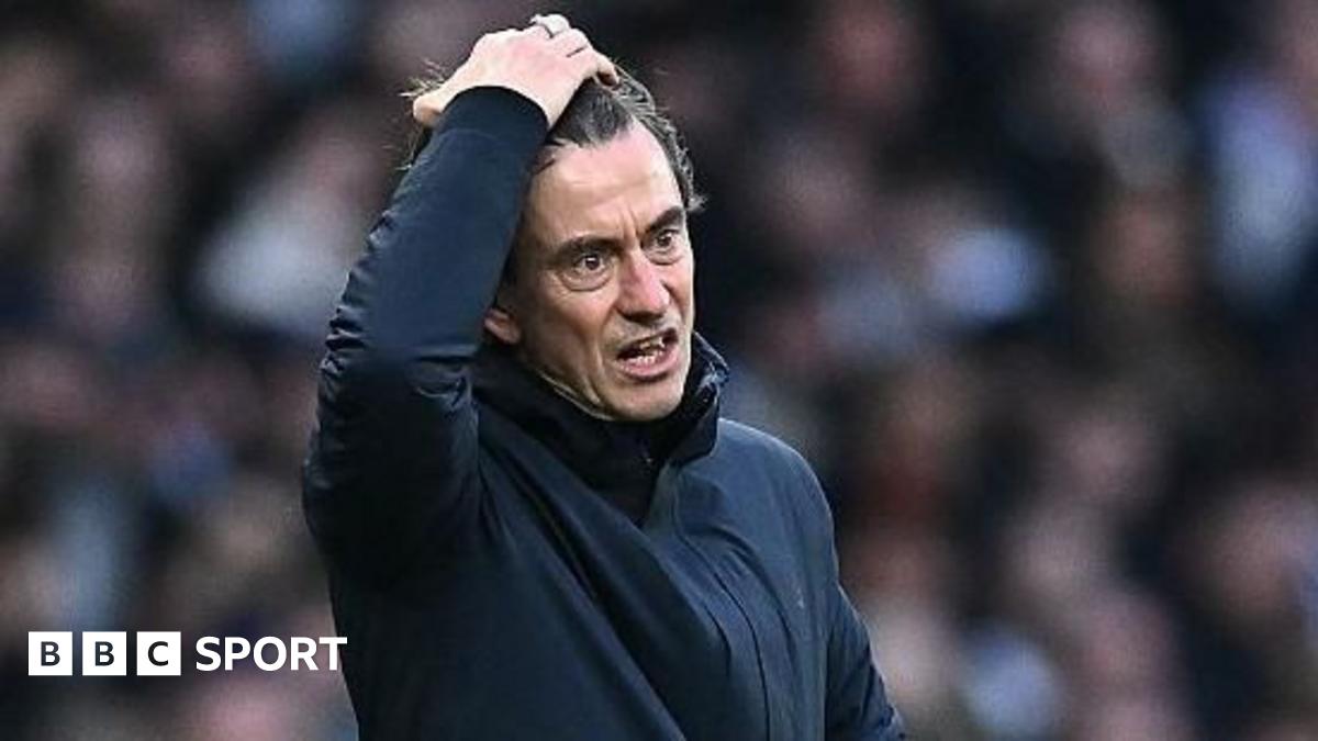 Thomas Frank consoles his players at the end of the defeat against West Ham United.