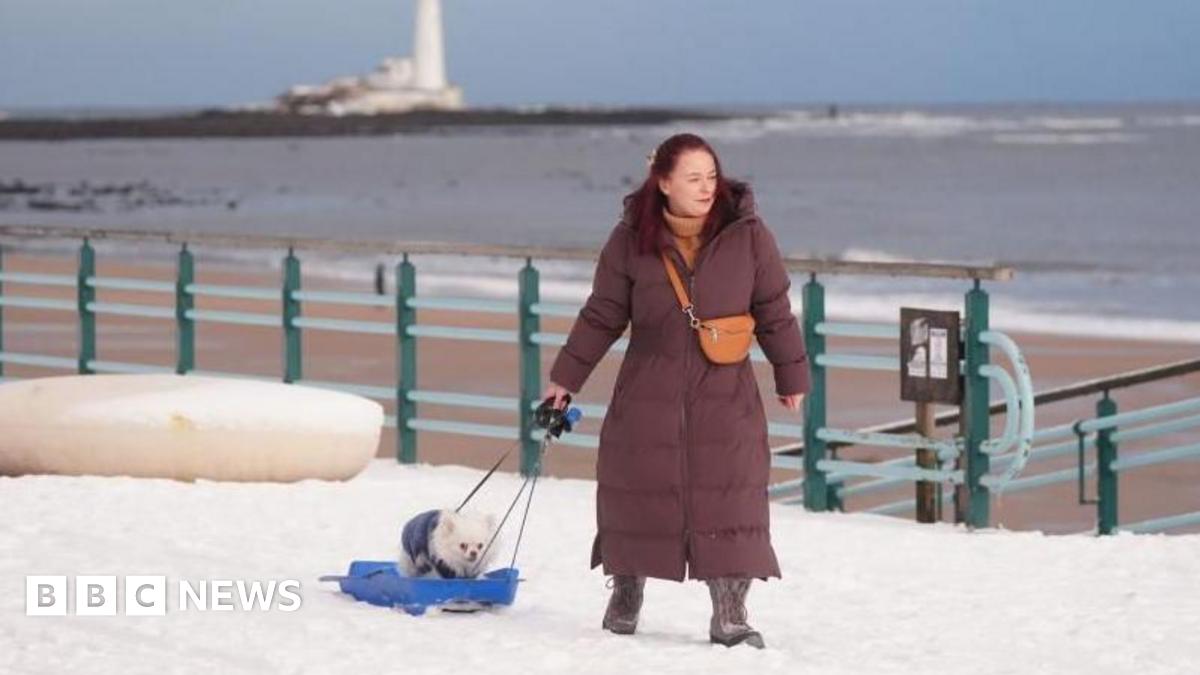 UK weather latest: Snow closes hundreds of schools as cold snap hits