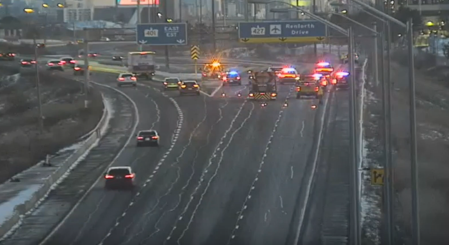 Ottawa woman dead after early morning crash on Highway 401 in Mississauga