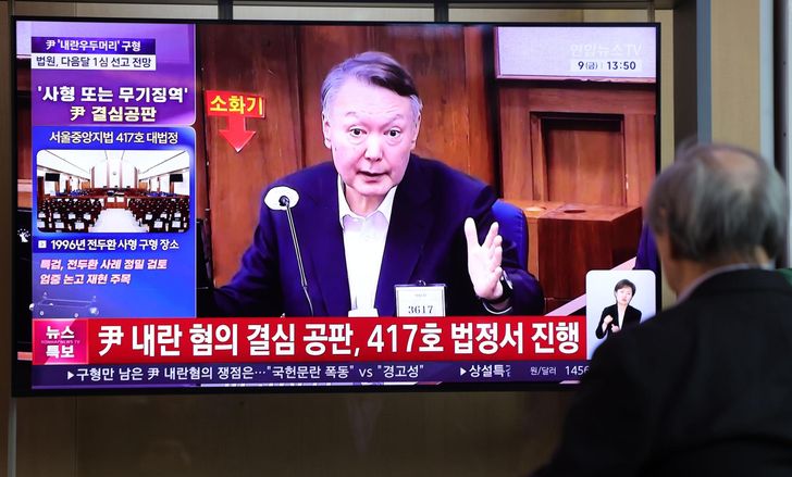 Commuters at Seoul Station watch news coverage Friday about former President Yoon Suk Yeol facing a possible maximum sentence in his sedition trial over the  martial law crisis. Newsis