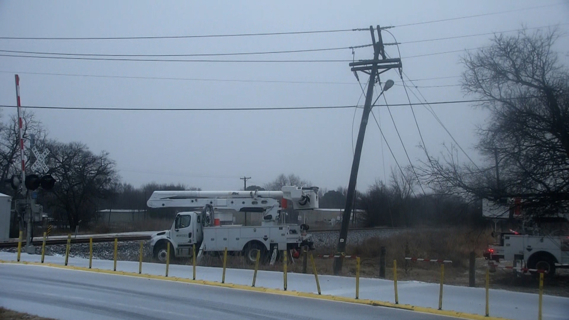 North Texas power outages: Thousands wake up to no electricity Saturday morning - here's how to check the map, your status