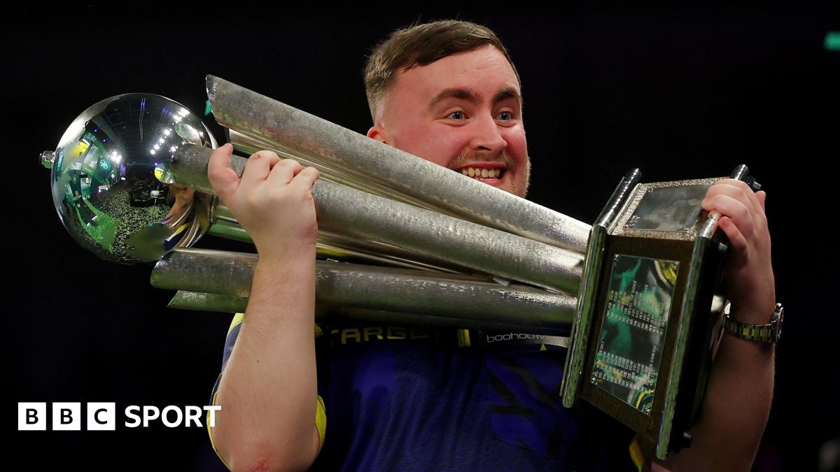 Luke Littler with Sid Waddell Trophy