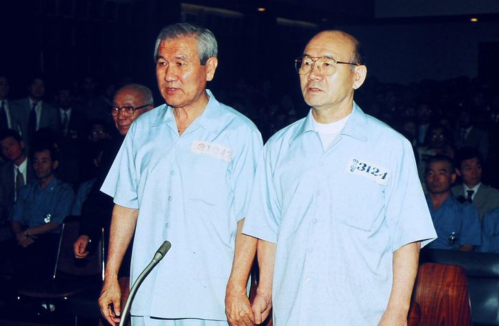 Former Presidents Chun Doo-hwan, right, and Roh Tae-woo stand during their sentencing hearing in Courtroom 417 of the Seoul District Court in this Aug. 26, 1996, photo. Yonhap