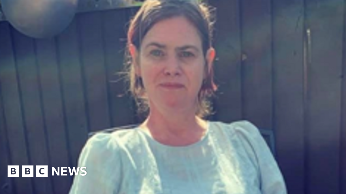 A bronze sign outside Aberdeen Sheriff Court which says Aberdeen Sheriff Court Justice of the Peace Court.