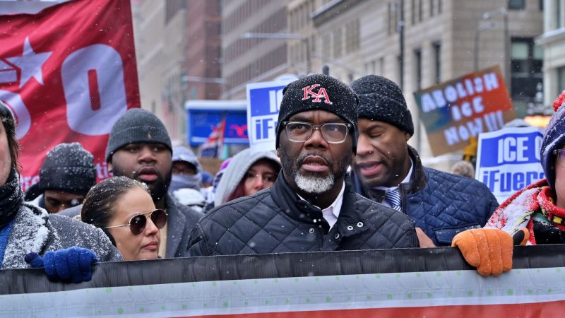 Chicago mayor signs executive order calling on police to investigate federal immigration agents accused of misconduct