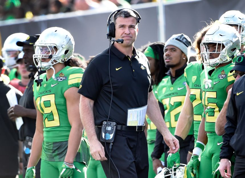 Mario Cristobal coaches Oregon in the Las Vegas Bowl in 2017.