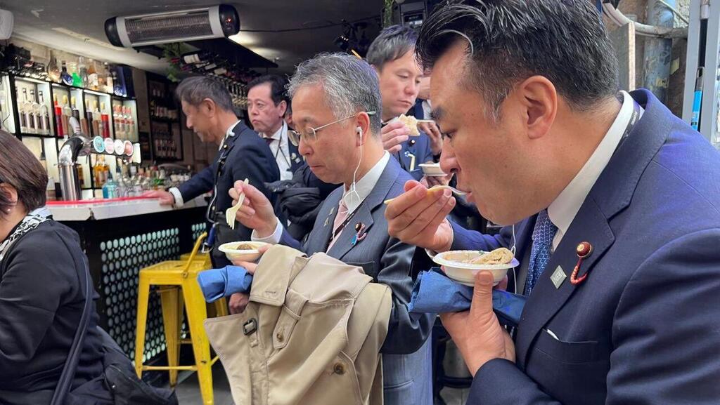 חברי הפרלמנט היפנים אוכלים פלאפל בארץ