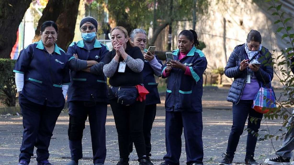 Strong earthquake shakes Mexico's independence monument, hits roads and hospitals