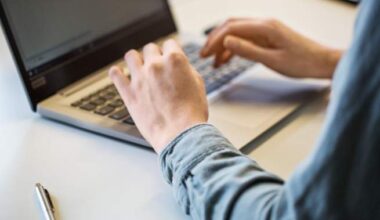 B.C. maintains status quo on public sector workers going back to office full-time