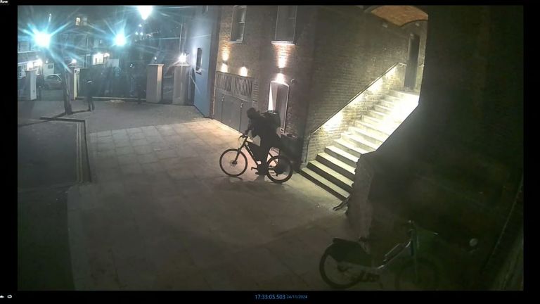 Gunman disguised himself as a Deliveroo rider. Pic: Met Police