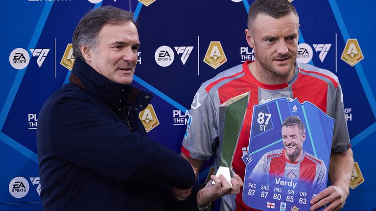 Jamie Vardy pictured with the Serie A player of the month award