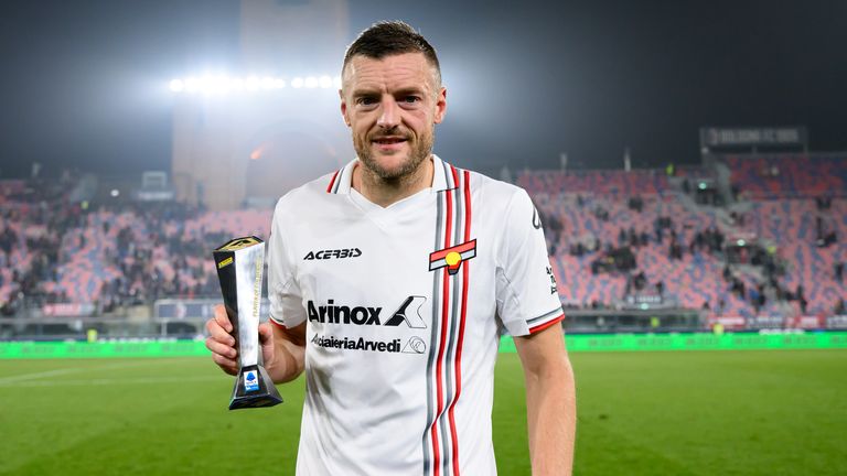 Jamie Vardy of US Cremonese shows the 'man of the match' award at the end of the Serie A 2025/2026 football match against Bologna