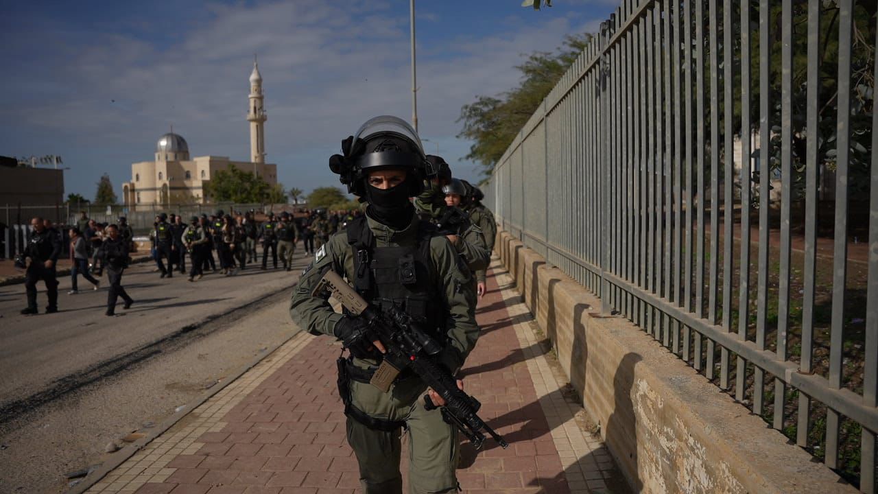 Ben Gvir gives pep talk to cops in Tarabin al-Sana as raid on Bedouin town persists